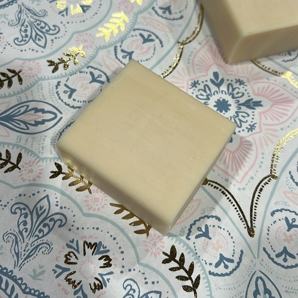 3pk Hand Crafted Manuka Honey and Almond Oil Soap - Picture 4 of 6